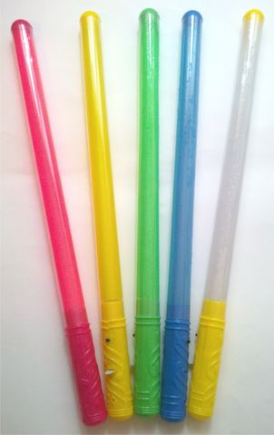 El material es plástico la luz es de acuerdo al color de la espada